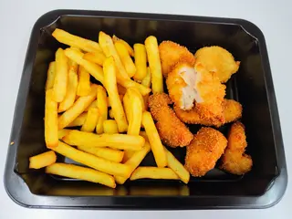 Stripsy z kurczaka z frytkami