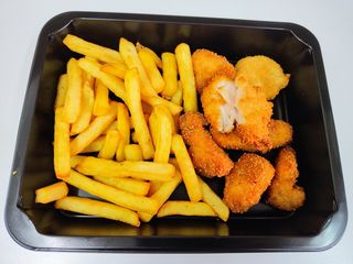 Stripsy z kurczaka z frytkami