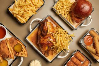 Pollo a l'ast, patatas fritas rústicas y Cava Cases Ribalta Brut Nature