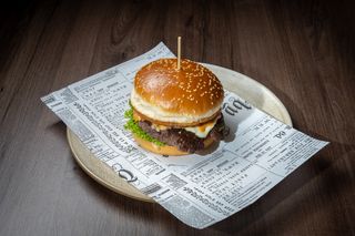 Tulai Burger cu cartofi prajiti