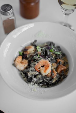 Чорна паста з тигровими креветками (300г)