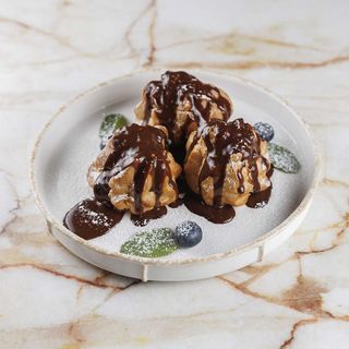 Профітролі з вершковим кремом в шоколадному соусі
