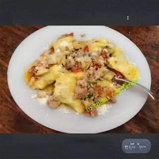 Ravioli ripieni casero di 4 formaggi con salsa salsiccia e funghi e nata