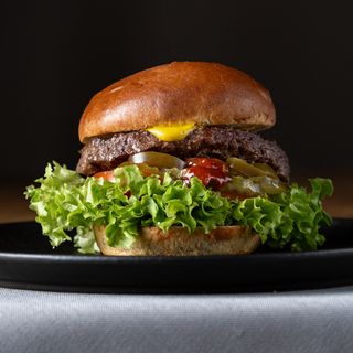 Burger wołowy grillowany z frytkami