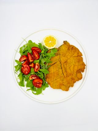 Cotoletta di Vitello l'Orecchia d'Elefante Con Rucola,Pomodorini E Limone
