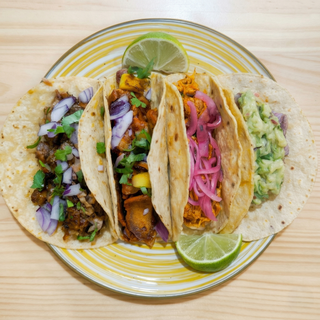 Orden De 4 Tacos  variados Más Cerveza