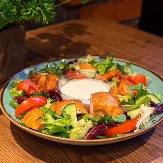 Ruszt sałatka z grillowanym kurczakiem