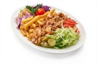 Kebab en plato con arroz