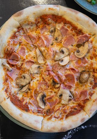 Pizza Prosciutto E Funghi (30 Cm.)