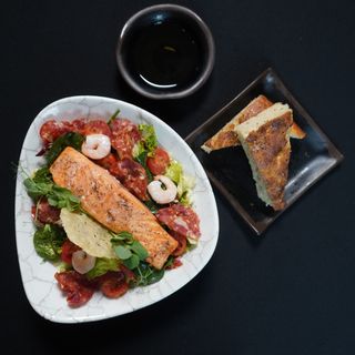 Sałatka z łososiem