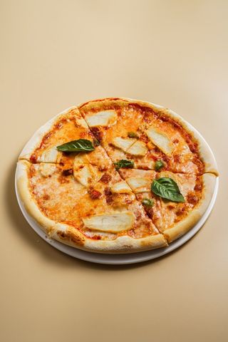 Пицца с  курицей и овощами 