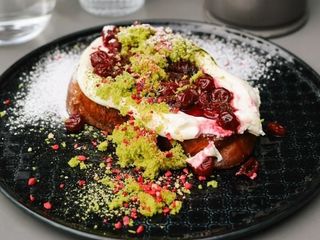 Френч тости з ягідним джемом та крем-сиром (290g)