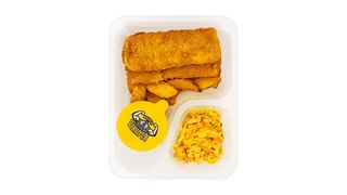 Ryba w panierce, dip sriracha-mayo, ziemniaki opiekane, colesław