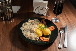 Ciulama de pui si ciuperci cu mamaliga