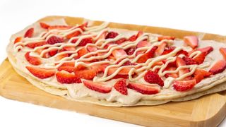 Clatita cu ciocolata alba si capsuni