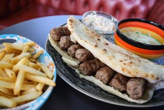 Veliki ćevapi, pomfrit, lepinja i luk