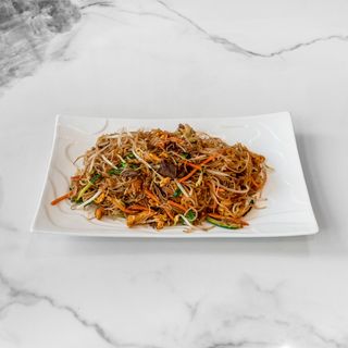 Spaghetti di riso con manzo e verdure 牛肉炒粉干