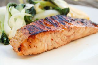 Trancio di salmone alla griglia con contorno