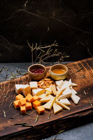 Cașcaval cu miere și coacăze roșii