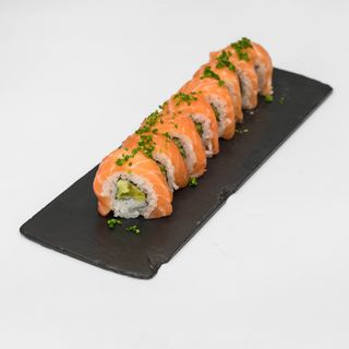 uramaki envuelto en salmón fresco relleno de aguacate, bandeja (8uds.)
