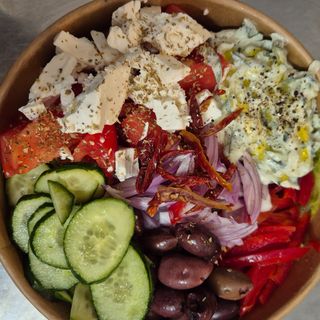 Insalata greca con tsatsiki, pomodori. peperone, feta. cetrioli, olive nere origano e cipolla rossa di Tropea