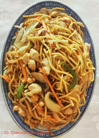 Chao Min com Galinha