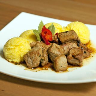 Pastrama Porc grill cu mamaliguta si mujdei