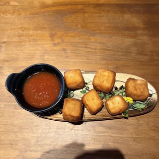 Queso frito de san mateo con mermelada de pimiento rojo