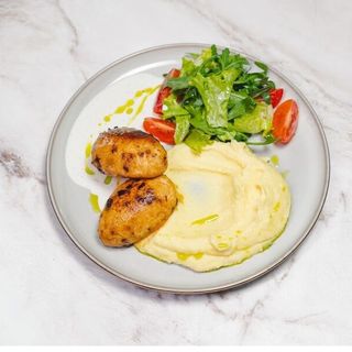 Котлета с пюре в сливочном соусе (курица)