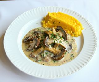 Hribi cu smântână şi mămăligă