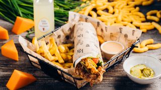 Lawasz „Sir Frytalot”, frytki 200g, sos, lemoniada