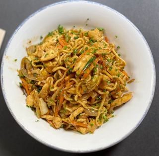 Yakisoba Con Pollo Y Verduras Salteadas