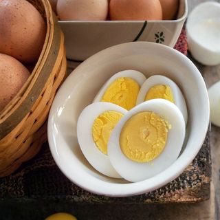 Boiled eggs (1 pair)