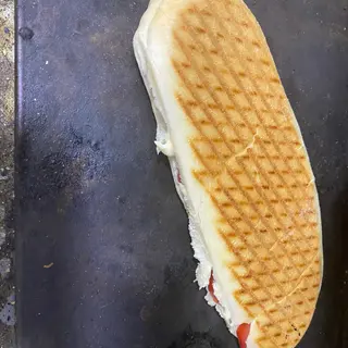 Panino piastrato pomodoro, lattuga, mozzarella