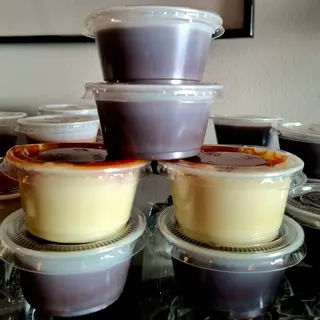  Brigadeiro de Colher ou Beijinho de coco com calda de frutas vermelhas. 