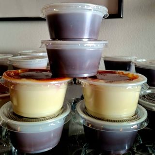  Brigadeiro de Colher ou Beijinho de coco com calda de frutas vermelhas. 