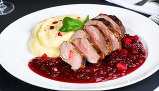 Mușchiulețde porc cu piure și sos de afine