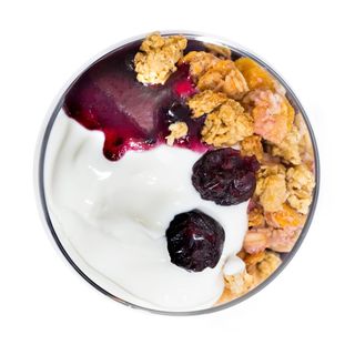 Iaurt cu gem de afine, musli crunch și merișoare