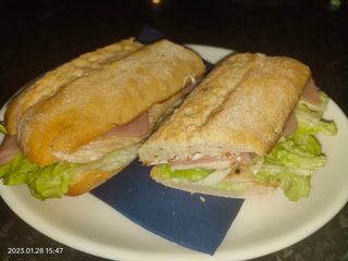 Bocadillo Pechuga Con Lechuga, Mayonesa Y York