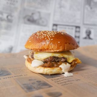 Burger de txuleta cn cebolla potxada, salsa Sutan y queso