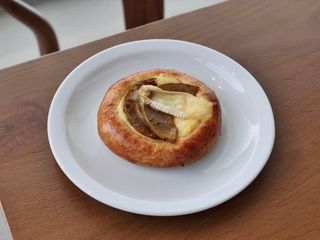 Булка з грушею та камамбером (100g)