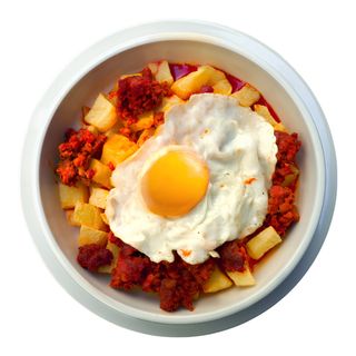 Tapa de huevos rotos con chistorra