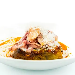 Parmiggiana de berenjenas tomate kassundy y bresaola