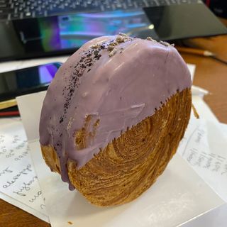 Ньюйоркер (круглий круасан) "З малиною та йогуртовим кремом"