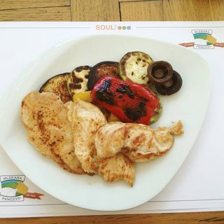 Pileći file sa grilovanim povrćem