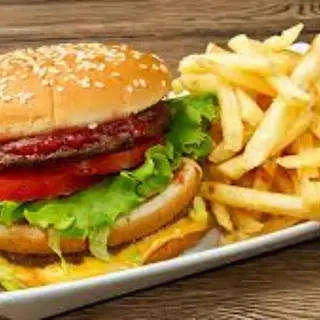Menú De Hamburguesa De Ternera Con Patatas Fritas Y Bebida