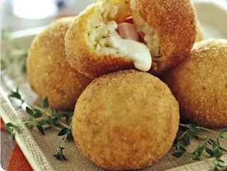 Arancini al prosciutto e mozzarella