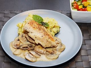 Suprême De Poulet Sauce Champignon