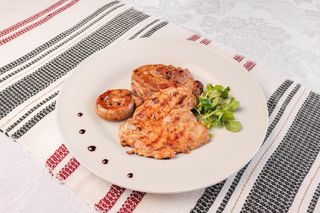 Mix grill cu cârnăcior, ceafă, piept de pui