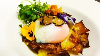 Flor de alcachofa con huevo trufado